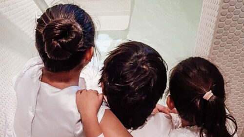 Kinder bei einer Taufe