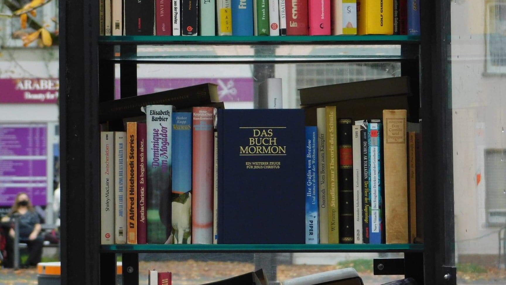 Übersetztes Buch von Joseph Smith im Bücherregal