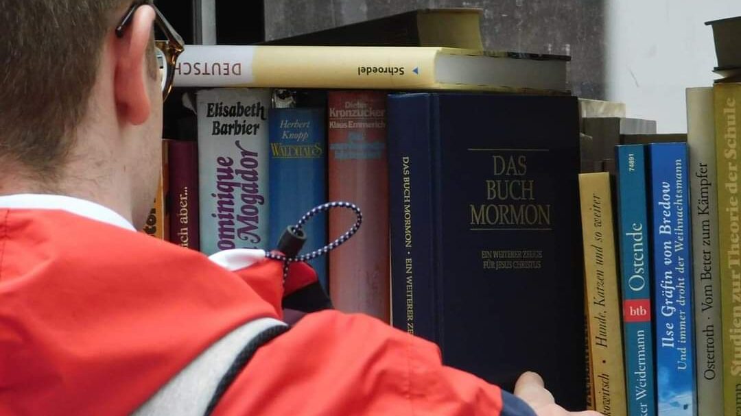 un hombre y el libro de mormón