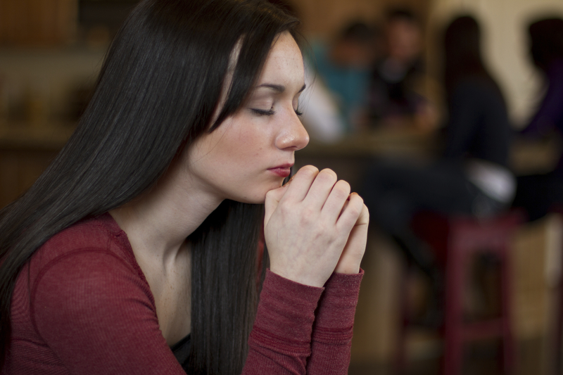 Ein Mädchen betet, um das Gesetz des Fastens zu gehorchen. Fasten ist wichtig.