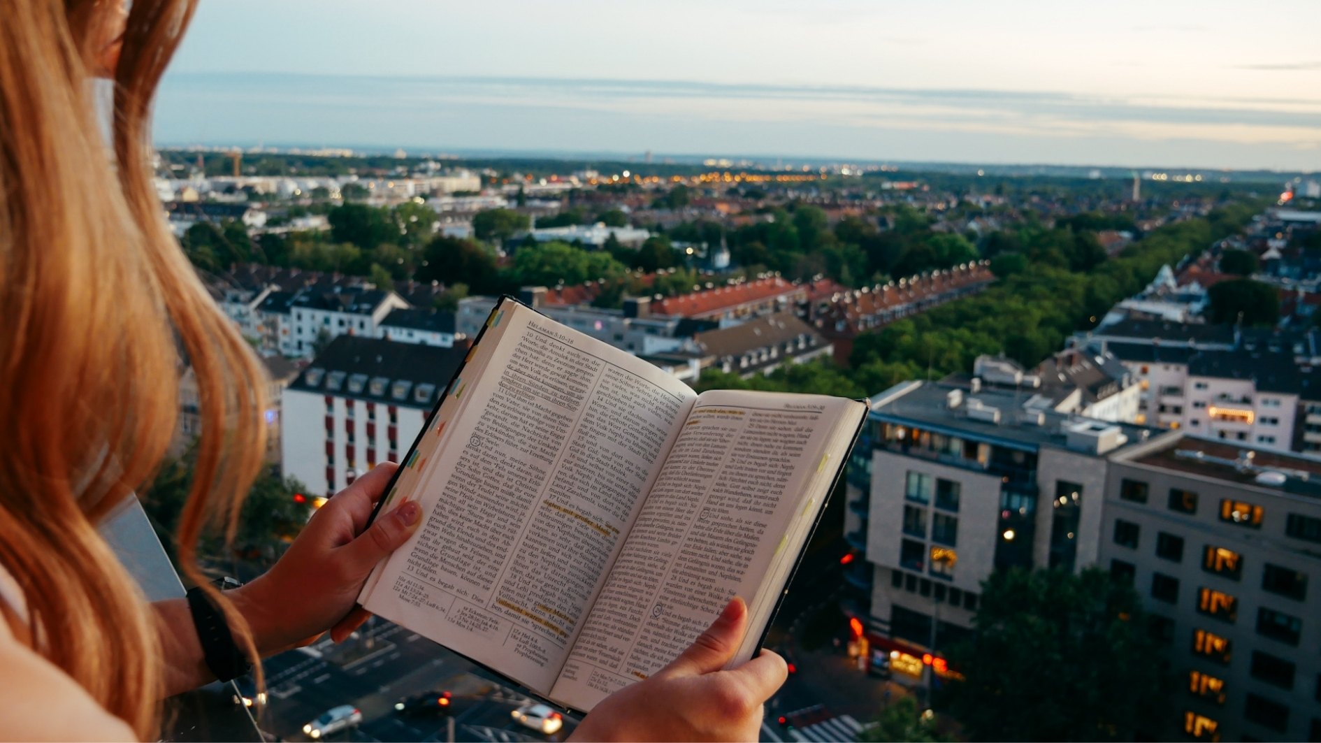 A lány tartja a Mormon könyvét: Egy további tanújel Jézus Krisztusról