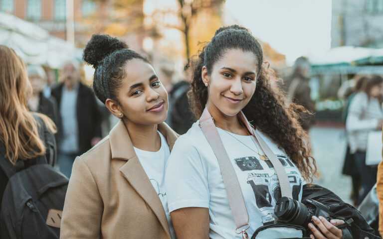 zwei junge Damen