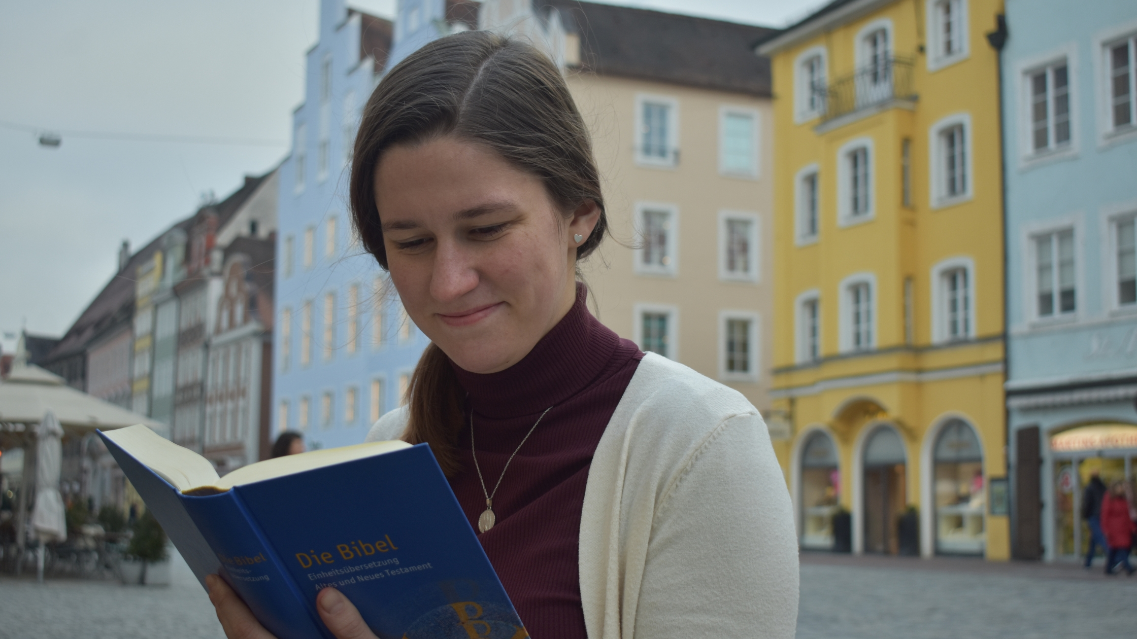Egy fiatal nő olvassa a Bibliát