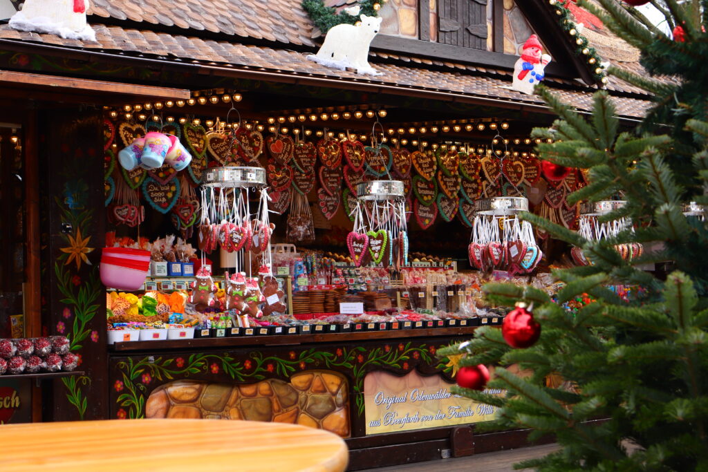 Die Freude am Dienen: Weihnachten als Erinnerung an die Spuren Christi 2 Ein Weihnachtsmarkt Stand mit vielen Plätzchen
