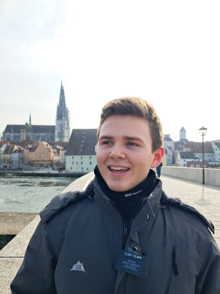 Die Freude am Dienen: Weihnachten als Erinnerung an die Spuren Christi 1 Connor Tolman auf einer Brücke
